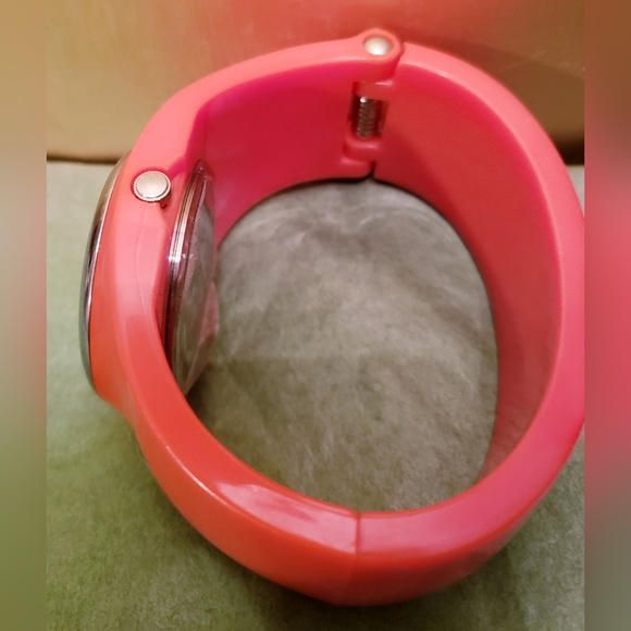 VINTAGE Avon Red/Orange Acrylic 60s Mod Style Cuff Bracelet Watch - Picture 6 of 7